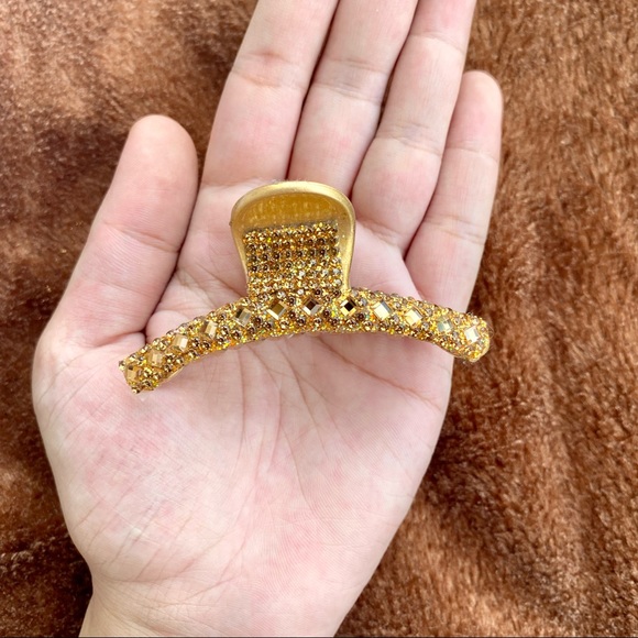 Beautiful Studded Golden Clip!❤️ - Picture 7 of 7